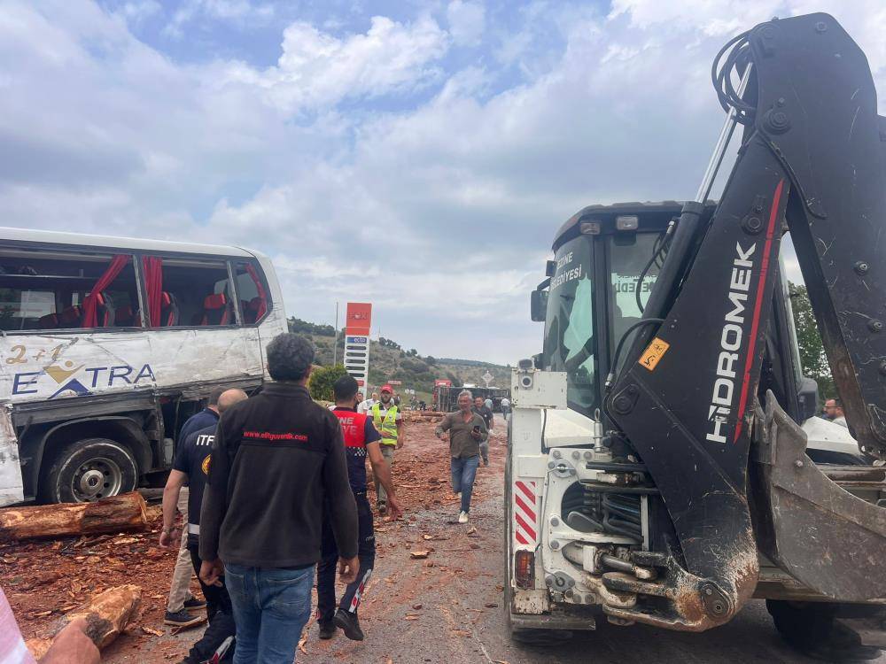 Biri yolcu otobüsü 3 araç kaza yaptı! 8 ölü, çok sayıda yaralı var 4